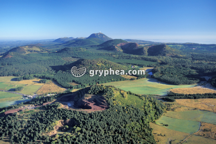 Chaîne des Puys _ vue Sud - gryphea.com